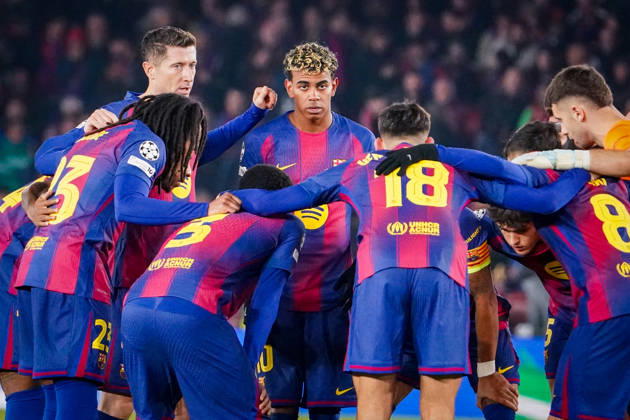 Football UEFA Champions League 2025 26, Matchday 6 FC Barcelona vs Eintracht Frankfurt Camp Nou Barcelona Lamine Yamal FC Barcelona, 10 Robert Lewandowski FC Barcelona, 9 and teammates Copyright: xJOERANxSTEINSIEKx