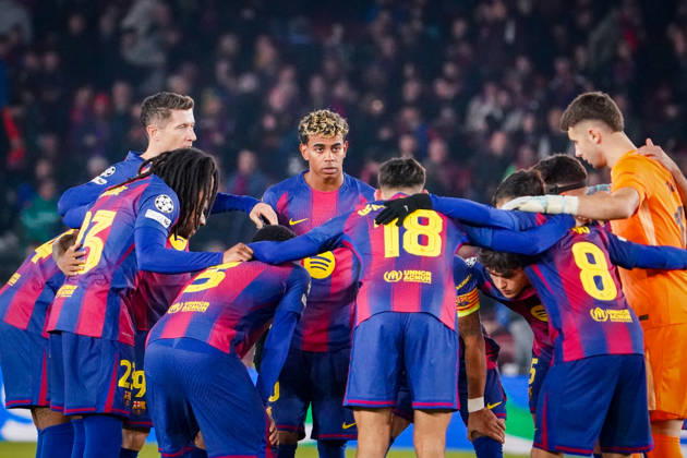 Football UEFA Champions League 2025 26, Matchday 6 FC Barcelona vs Eintracht Frankfurt Camp Nou Barcelona Lamine Yamal FC Barcelona, 10 Robert Lewandowski FC Barcelona, 9 and teammates Copyright: xJOERANxSTEINSIEKx