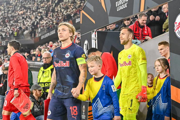 Run-in of the team with Mads Bidstrup FC Red Bull Salzburg, 18 and Alexander Schlager FC Red Bull Salzburg, 01 with run-in children GER, SC Freiburg FC Salzburg, Football, Europa League, Matchday 6, Season 2025 2026, 11 12 2025 GER, SC Freiburg FC Salzburg, Football, Europa League, Matchday 6, Season 2025 2026, 11 12 2025 Freiburg Copyright: xEibner-Pressefoto ThomasxHessx EP_THS