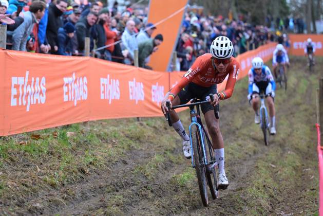 Dutch Ceylin Del Carmen Alvarado pictured in action during the women s elite race of the Cyclocross World Cup, in Namur, Sunday 14 December 2025, stage 4 (out of 12) in the World Cup of the 2026-2027 season. DAVIDxPINTENS x148820029x