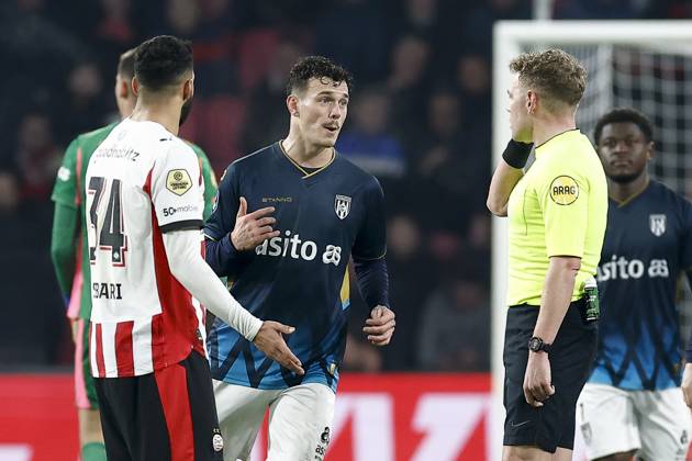 EINDHOVEN , 13-12-2025 , Philips stadium , season 2025 2026 , Dutch Eredivisie football , match between PSV and Heracles Almelo , final score 4-3 , picture shows Heracles player Jizz Hornkamp , referee Alex Bos. PSV - Heracles x200172063x Copyright: