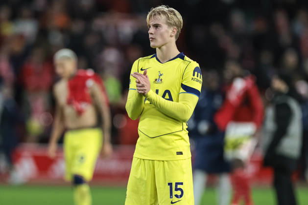 Premier League Nottingham Forest v Tottenham Hotspur Lucas Bergvall of Tottenham Hotspur applauds the fans after the final whistle during the Premier League match Nottingham Forest vs Tottenham Hotspur at City Ground, Nottingham, United Kingdom, 14th December 2025 (Photo by Mark Cosgrove News Images) Nottingham City Ground Nottinghamshire United Kingdom Copyright: xMarkxCosgrove NewsxImagesx