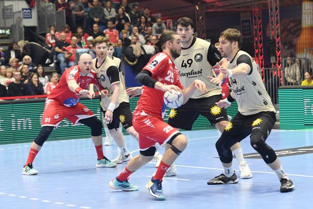 Olle Forsell Schefvert MT Melsungen 25 on the ball , Gerdas Babarskas Bergischer HC 14 , Aron Seesing Bergischer HC 49 , Arnar Freyr Arnarsson MT Melsungen 21 , GER, MT Melsungen Bergischer HC, Handball, 1 Bundesliga, Matchday 17, Season 2025 2026, 14 12 2025, GER, MT Melsungen Bergischer HC, Handball, 1 Bundesliga, Matchday 17, Season 2025 2026, 14 12 2025 Kassel Copyright: xEibner-Pressefotox xRolandxSippelx EP_RSL