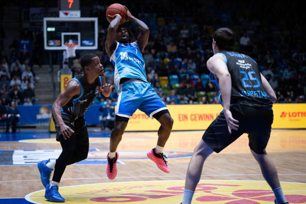 Eric Washington Science City Jena, 33 Isaiah Swope Frankfurt Skyliners, 01 GER, BBL, Frankfurt Skyliners vs Science City Jena, SV Basketball, 1 Bundesliga, Matchday 10, Season 2025 2026 14 12 2025 Eibner Pressefoto Attila Ziga GER, BBL, Frankfurt Skyliners vs Science City Jena, SV Basketball, 1 Bundesliga, Matchday 10, Season 2025 2026 14 12 2025 Frankfurt am Main Copyright: xEibner-Pressefotox EP_AZA