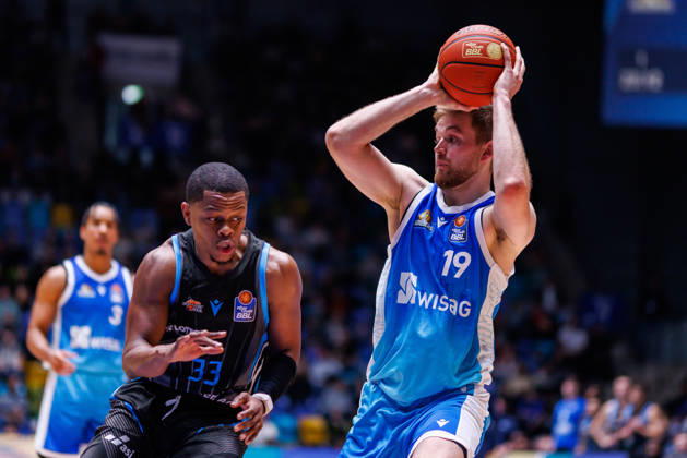 easycredit BBL, Frankfurt Skyliners Science City Jena, 14 12 2025 Till Pape Frankfurt Skyliners, 19 with ball against Eric Washington Science City Jena, 33 Game of the easycredit BBL Frankfurt Skyliners Science City Jena on Matchday 10 of the 25 26 season in the Süwag Energie ARENA on 14 12 2025 Copyright: xBEAUTIFULxSPORTS Hahnex
