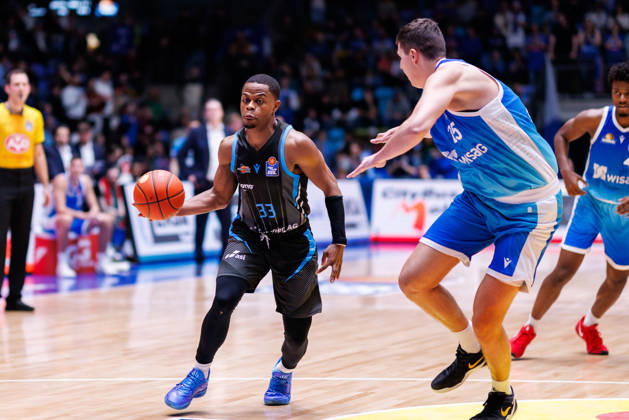 easycredit BBL, Frankfurt Skyliners Science City Jena, 14 12 2025 Eric Washington Science City Jena, 33 vs Jacob Knauf Frankfurt Skyliners, 25 Game of the easycredit BBL Frankfurt Skyliners Science City Jena on Matchday 10 of the 25 26 season at the Süwag Energie ARENA on 14 12 2025 Copyright: xBEAUTIFULxSPORTS Hahnex