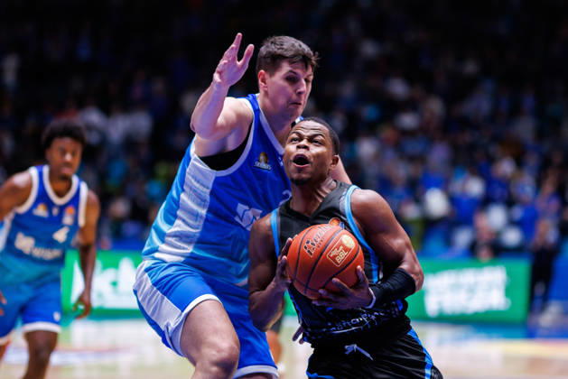easycredit BBL, Frankfurt Skyliners Science City Jena, 14 12 2025 Eric Washington Science City Jena, 33 against Jacob Knauf Frankfurt Skyliners, 25 at the basket Game of the easycredit BBL Frankfurt Skyliners Science City Jena on matchday 10 of the 25 26 season in the Süwag Energie ARENA on 14 12 2025 Copyright: xBEAUTIFULxSPORTS Hahnex
