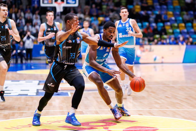 easycredit BBL, Frankfurt Skyliners Science City Jena, 14 12 2025 William Christmas Frankfurt Skyliners, 8 with ball against Eric Washington Science City Jena, 33 Game of the easycredit BBL Frankfurt Skyliners Science City Jena on Matchday 10 of the 25 26 season at Süwag Energie ARENA on 14 12 2025 Copyright: xBEAUTIFULxSPORTS Hahnex