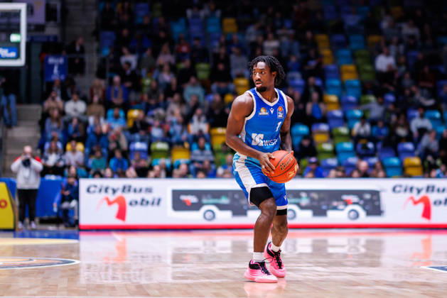 easycredit BBL, Frankfurt Skyliners Science City Jena, 14 12 2025 Isaiah Swope Frankfurt Skyliners, 1 with ball Game of the easycredit BBL Frankfurt Skyliners Science City Jena on Matchday 10 of the 25 26 season at the Süwag Energie ARENA on 14 12 2025 Copyright: xBEAUTIFULxSPORTS Hahnex