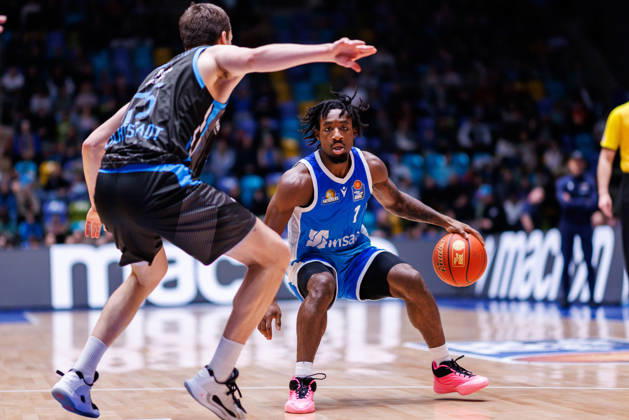 easycredit BBL, Frankfurt Skyliners Science City Jena, 14 12 2025 Isaiah Swope Frankfurt Skyliners, 1 with ball against Lorenz Bank Science City Jena, 25 Game of the easycredit BBL Frankfurt Skyliners Science City Jena on Matchday 10 of the 25 26 season at Süwag Energie ARENA on 14 12 2025 Copyright: xBEAUTIFULxSPORTS Hahnex