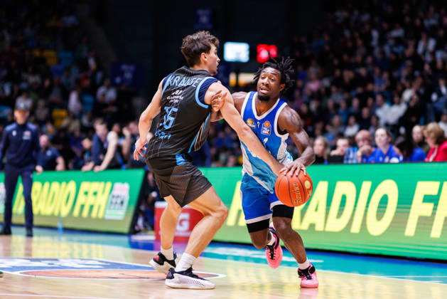 easycredit BBL, Frankfurt Skyliners Science City Jena, 14 12 2025 Isaiah Swope Frankfurt Skyliners, 1 with ball against Kristofer Krause Science City Jena, 36 , who fouls him here Game of the easycredit BBL Frankfurt Skyliners Science City Jena on Matchday 10 of the 25 26 season at the Süwag Energie ARENA on 14 12 2025 Copyright: xBEAUTIFULxSPORTS Hahnex