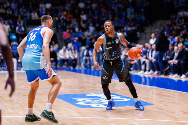 easycredit BBL, Frankfurt Skyliners Science City Jena, 14 12 2025 Eric Washington Science City Jena, 33 with ball against Radii Caisin Frankfurt Skyliners, 16 Game of the easycredit BBL Frankfurt Skyliners Science City Jena on Matchday 10 of the 25 26 season at Süwag Energie ARENA on 14 12 2025 Copyright: xBEAUTIFULxSPORTS Hahnex