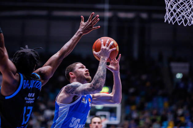 easycredit BBL, Frankfurt Skyliners Science City Jena, 14 12 2025 Logan Johnson Frankfurt Skyliners, 0 at the basket against Keith Braxton Jr Science City Jena, 13 Game of the easycredit BBL Frankfurt Skyliners Science City Jena on Matchday 10 of the 25 26 season at Süwag Energie ARENA on 14 12 2025 Copyright: xBEAUTIFULxSPORTS Hahnex