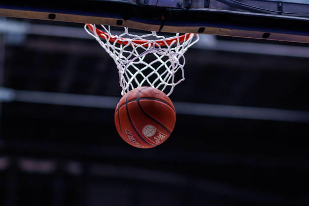 easycredit BBL, Frankfurt Skyliners Science City Jena, 14 12 2025 The match ball flies into the basket Game of the easycredit BBL Frankfurt Skyliners Science City Jena on match day 10 of the 25 26 season in the Süwag Energie ARENA on 14 12 2025 Copyright: xBEAUTIFULxSPORTS Hahnex