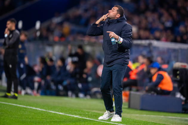 FC Porto v CF Estrela da Amadora - Primeira Liga Joao Nuno, head coach of CF Estrela da Amadora, is seen in action during the Liga Portugal Betclic 2025 26 match between FC Porto and CF Estrela da Amadora at Estadio do Dragao in Porto, Portugal, on December 15, 2025. Porto Porto Portugal Copyright: xMiguelxLemosx originalFilename:lemos-fcportov251215_npBVP