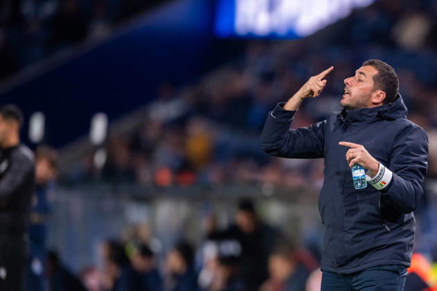 FC Porto v CF Estrela da Amadora - Primeira Liga Joao Nuno, head coach of CF Estrela da Amadora, is seen in action during the Liga Portugal Betclic 2025 26 match between FC Porto and CF Estrela da Amadora at Estadio do Dragao in Porto, Portugal, on December 15, 2025. Porto Porto Portugal Copyright: xMiguelxLemosx originalFilename:lemos-fcportov251215_npGnB