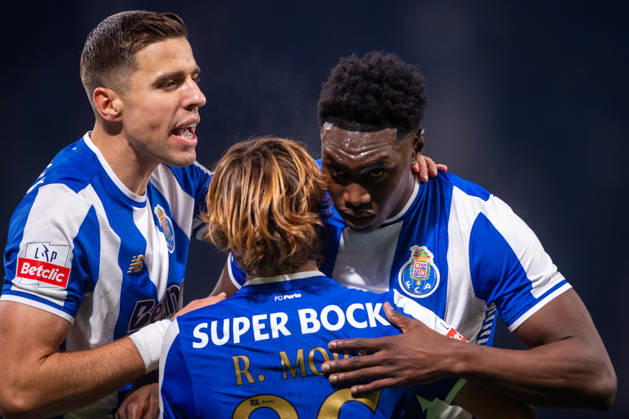 FC Porto v CF Estrela da Amadora - Primeira Liga In Lisbon, Portugal, on December 15, 2025, Samu Aghehowa from FC Porto celebrates his goal during the Liga Portugal Betclic 2025 26 match between FC Porto and CF Estrela da Amadora at Estadio do Dragao in Porto, Portugal. Porto Porto Portugal Copyright: xMiguelxLemosx originalFilename:lemos-fcportov251215_np6r6