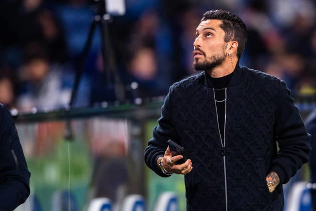 FC Porto v CF Estrela da Amadora - Primeira Liga In Porto, Portugal, on December 15, 2025, Alex Telles, a former FC Porto player, is seen during the Liga Portugal Betclic 2025 26 match between FC Porto and CF Estrela da Amadora at Estadio do Dragao. Porto Porto Portugal Copyright: xMiguelxLemosx originalFilename:lemos-fcportov251215_npcL8