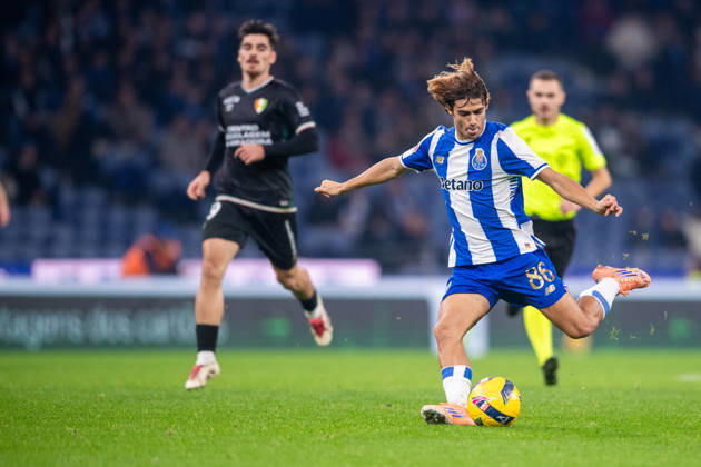 FC Porto v CF Estrela da Amadora - Primeira Liga In Lisbon, Portugal, on December 15, 2025, Rodrigo Mora from FC Porto is seen in action during the Liga Portugal Betclic 2025 26 match between FC Porto and CF Estrela da Amadora at Estadio do Dragao in Porto, Portugal. Porto Porto Portugal Copyright: xMiguelxLemosx originalFilename:lemos-fcportov251215_np4Ro