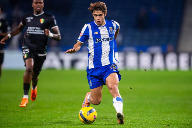 FC Porto v CF Estrela da Amadora - Primeira Liga In Lisbon, Portugal, on December 15, 2025, Rodrigo Mora from FC Porto is seen in action during the Liga Portugal Betclic 2025 26 match between FC Porto and CF Estrela da Amadora at Estadio do Dragao in Porto, Portugal. Porto Porto Portugal Copyright: xMiguelxLemosx originalFilename:lemos-fcportov251215_np9qv