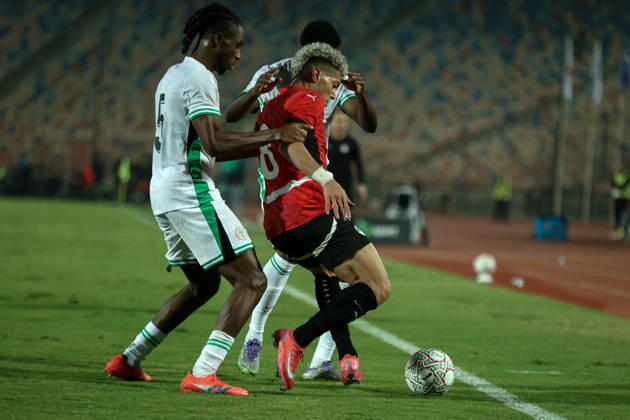 Egypt v Nigeria - International Friendly, Länderspiel, Nationalmannschaft Egypt s Emam Ashour is in action with a Nigeria player at Cairo International Stadium in Cairo, Egypt, on December 16, 2025. cairo Egypt Copyright: xAbeerxAhmedx originalFilename:hamed-notitle251217_np9PS