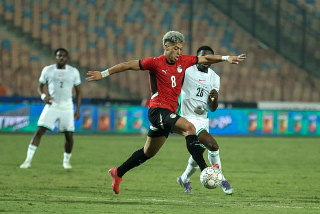 Egypt v Nigeria - International Friendly, Länderspiel, Nationalmannschaft Egypt s Emam Ashour is in action with a Nigeria player at Cairo International Stadium in Cairo, Egypt, on December 16, 2025. cairo Egypt Copyright: xAbeerxAhmedx originalFilename:hamed-notitle251217_nphdK