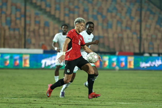 Egypt v Nigeria - International Friendly, Länderspiel, Nationalmannschaft Egypt s Emam Ashour is in action with a Nigeria player at Cairo International Stadium in Cairo, Egypt, on December 16, 2025. cairo Egypt Copyright: xAbeerxAhmedx originalFilename:hamed-notitle251217_npqG5