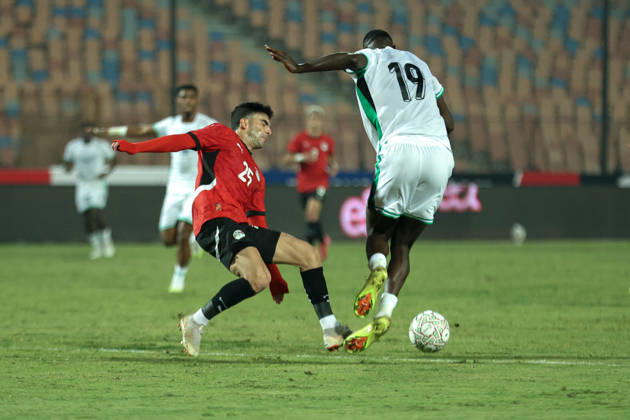 Egypt v Nigeria - International Friendly, Länderspiel, Nationalmannschaft Egypt s Ahmed Zizo is in action with a Nigeria player at Cairo International Stadium in Cairo, Egypt, on December 16, 2025. cairo Egypt Copyright: xAbeerxAhmedx originalFilename:hamed-notitle251217_nptc1