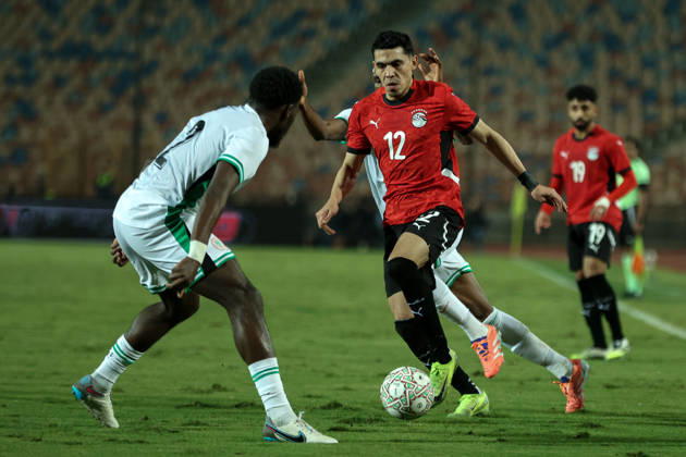 Egypt v Nigeria - International Friendly, Länderspiel, Nationalmannschaft Egypt s Mohamed Hamdy is in action with a Nigerian player at Cairo International Stadium in Cairo, Egypt, on December 16, 2025. cairo Egypt Copyright: xAbeerxAhmedx originalFilename:hamed-notitle251217_npUSO