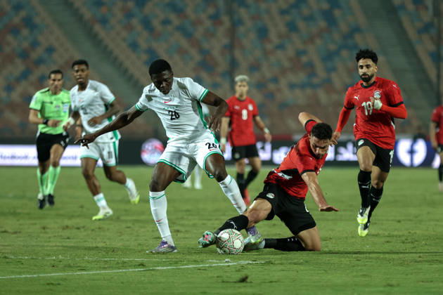 Egypt v Nigeria - International Friendly, Länderspiel, Nationalmannschaft Egypt s Mohamed Hany is in action with Nigeria s Ebenezer Akinsanmiro at Cairo International Stadium in Cairo, Egypt, on December 16, 2025. cairo Egypt Copyright: xAbeerxAhmedx originalFilename:hamed-notitle251217_np5Fu