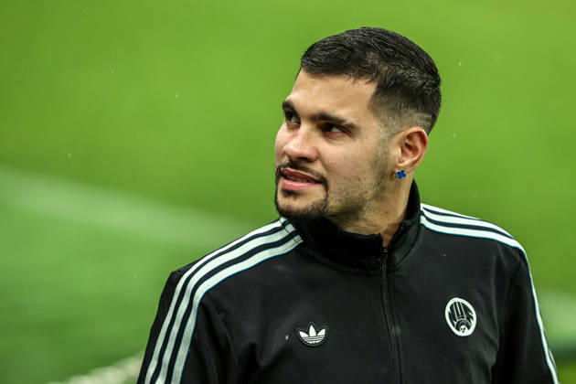 Carabao Cup Quarter Final Newcastle United v Fulham Bruno Guimaraes of Newcastle United arrives during the Carabao Cup Quarter Final match Newcastle United vs Fulham at St. James s Park, Newcastle, United Kingdom, 17th December 2025 (Photo by Alfie Cosgrove News Images) Newcastle St. James s Park Tyne and Wear United Kingdom Copyright: xAlfiexCosgrove NewsxImagesx