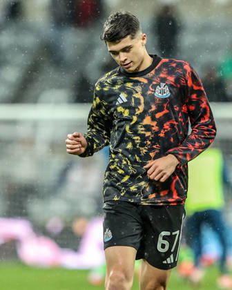 Carabao Cup Quarter Final Newcastle United v Fulham Lewis Miley of Newcastle United in the pregame warmup session during the Carabao Cup Quarter Final match Newcastle United vs Fulham at St. James s Park, Newcastle, United Kingdom, 17th December 2025 (Photo by Alfie Cosgrove News Images) Newcastle St. James s Park Tyne and Wear United Kingdom Copyright: xAlfiexCosgrove NewsxImagesx
