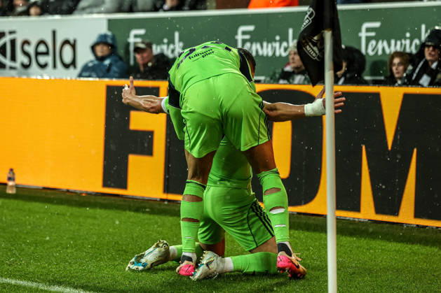 Carabao Cup Quarter Final Newcastle United v Fulham Sasa Lukic of Fulham celebrates his goal to make it 1-1 during the Carabao Cup Quarter Final match Newcastle United vs Fulham at St. James s Park, Newcastle, United Kingdom, 17th December 2025 (Photo by Alfie Cosgrove News Images) Newcastle St. James s Park Tyne and Wear United Kingdom Copyright: xAlfiexCosgrove NewsxImagesx