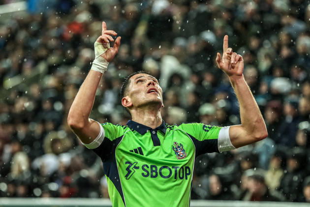 Carabao Cup Quarter Final Newcastle United v Fulham Sasa Lukic of Fulham celebrates his goal to make it 1-1 during the Carabao Cup Quarter Final match Newcastle United vs Fulham at St. James s Park, Newcastle, United Kingdom, 17th December 2025 (Photo by Alfie Cosgrove News Images) Newcastle St. James s Park Tyne and Wear United Kingdom Copyright: xAlfiexCosgrove NewsxImagesx