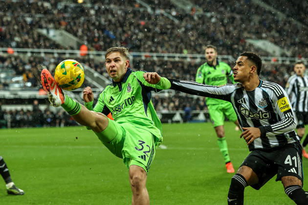 Carabao Cup Quarter Final Newcastle United v Fulham Emile Smith Rowe of Fulham puts the ball back into the box during the Carabao Cup Quarter Final match Newcastle United vs Fulham at St. James s Park, Newcastle, United Kingdom, 17th December 2025 (Photo by Alfie Cosgrove News Images) Newcastle St. James s Park Tyne and Wear United Kingdom Copyright: xAlfiexCosgrove NewsxImagesx