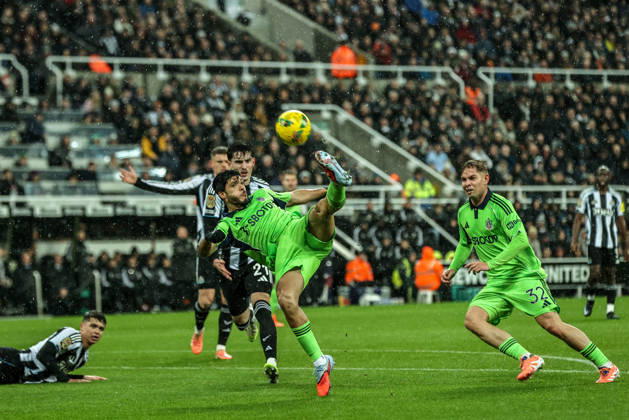 Carabao Cup Quarter Final Newcastle United v Fulham Raul Jimenez of Fulham takes a shot on goal during the Carabao Cup Quarter Final match Newcastle United vs Fulham at St. James s Park, Newcastle, United Kingdom, 17th December 2025 (Photo by Alfie Cosgrove News Images) Newcastle St. James s Park Tyne and Wear United Kingdom Copyright: xAlfiexCosgrove NewsxImagesx