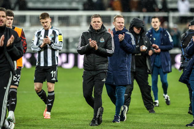 Carabao Cup Quarter Final Newcastle United v Fulham Eddie Howe manager of Newcastle United applauds the fans after the game during the Carabao Cup Quarter Final match Newcastle United vs Fulham at St. James s Park, Newcastle, United Kingdom, 17th December 2025 (Photo by Alfie Cosgrove News Images) Newcastle St. James s Park Tyne and Wear United Kingdom Copyright: xAlfiexCosgrove NewsxImagesx