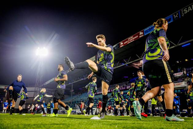 DEN BOSCH , 17-12-2025 , 3FM benefietwedstrijd Spieren voor Spieren , Luisteraarsteam tegen bekende nederlanders voetballers Daan Gerits warming up 3FM benefietwedstrijd Spieren voor Spieren x200249484x Copyright: