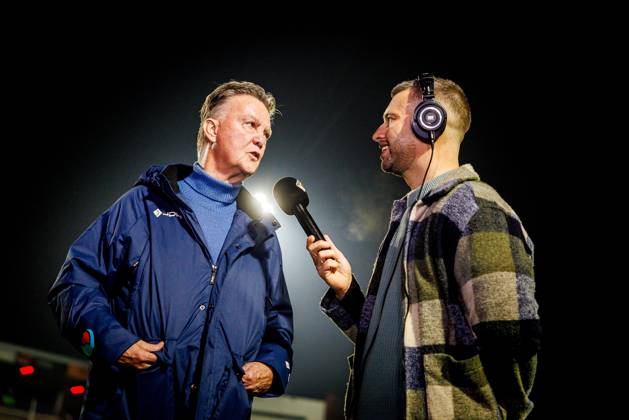 DEN BOSCH , 17-12-2025 , 3FM benefietwedstrijd Spieren voor Spieren , Luisteraarsteam tegen bekende nederlanders voetballers Louis van Gaal met Wijnand Speelman 3FM benefietwedstrijd Spieren voor Spieren x200249488x Copyright: