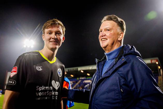 DEN BOSCH , 17-12-2025 , 3FM benefietwedstrijd Spieren voor Spieren , Luisteraarsteam tegen bekende nederlanders voetballers Louis van Gaal 3FM benefietwedstrijd Spieren voor Spieren x200249492x Copyright: