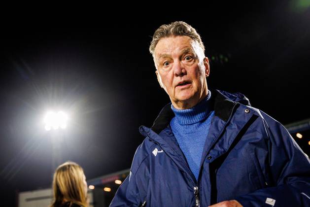 DEN BOSCH , 17-12-2025 , 3FM benefietwedstrijd Spieren voor Spieren , Luisteraarsteam tegen bekende nederlanders voetballers Louis van Gaal 3FM benefietwedstrijd Spieren voor Spieren x200249494x Copyright: