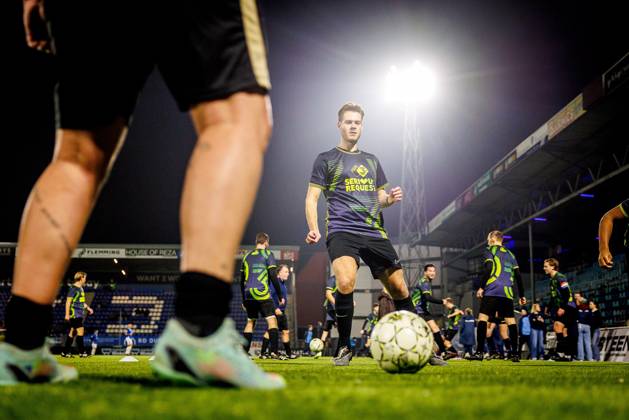 DEN BOSCH , 17-12-2025 , 3FM benefietwedstrijd Spieren voor Spieren , Luisteraarsteam tegen bekende nederlanders voetballers Daan Gerits 3FM benefietwedstrijd Spieren voor Spieren x200249497x Copyright: