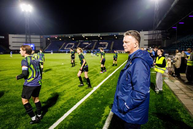 DEN BOSCH , 17-12-2025 , 3FM benefietwedstrijd Spieren voor Spieren , Luisteraarsteam tegen bekende nederlanders voetballers Louis van Gaal 3FM benefietwedstrijd Spieren voor Spieren x200249499x Copyright: