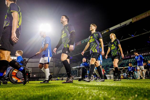 DEN BOSCH , 17-12-2025 , 3FM benefietwedstrijd Spieren voor Spieren , Luisteraarsteam tegen bekende nederlanders voetballers Daan Gerits (midden) 3FM benefietwedstrijd Spieren voor Spieren x200249506x Copyright: