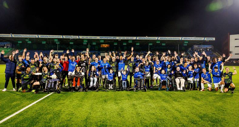 DEN BOSCH , 17-12-2025 , 3FM benefietwedstrijd Spieren voor Spieren , Luisteraarsteam tegen bekende nederlanders voetballers Hele groep 3FM benefietwedstrijd Spieren voor Spieren x200249507x Copyright:
