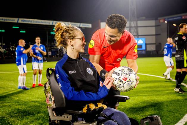 DEN BOSCH , 17-12-2025 , 3FM benefietwedstrijd Spieren voor Spieren , Luisteraarsteam tegen bekende nederlanders voetballers 3FM benefietwedstrijd Spieren voor Spieren x200249508x Copyright: