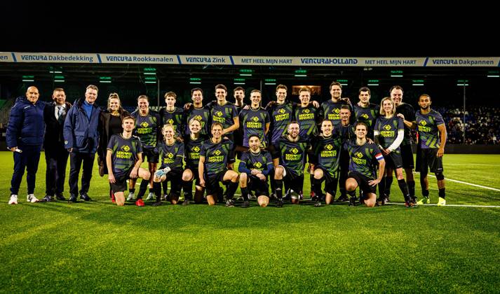 DEN BOSCH , 17-12-2025 , 3FM benefietwedstrijd Spieren voor Spieren , Luisteraarsteam tegen bekende nederlanders voetballers Team luisteraars Olv Louis van gaal 3FM benefietwedstrijd Spieren voor Spieren x200249510x Copyright: