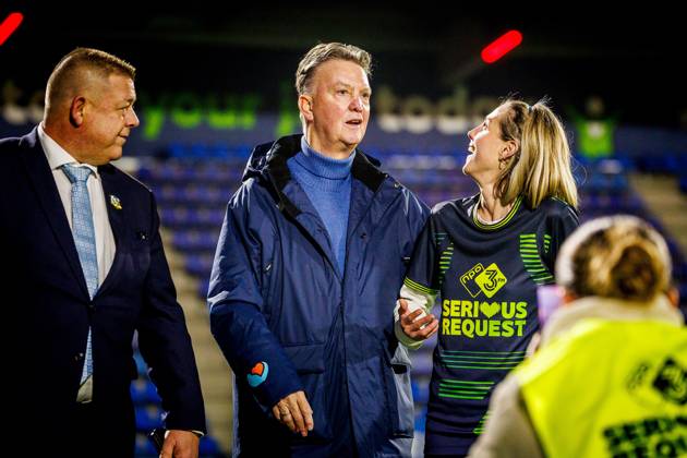 DEN BOSCH , 17-12-2025 , 3FM benefietwedstrijd Spieren voor Spieren , Luisteraarsteam tegen bekende nederlanders voetballers Louis van Gaal met Nellie Benner 3FM benefietwedstrijd Spieren voor Spieren x200249535x Copyright: