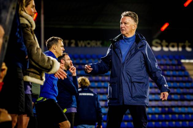 DEN BOSCH , 17-12-2025 , 3FM benefietwedstrijd Spieren voor Spieren , Luisteraarsteam tegen bekende nederlanders voetballers Louis van Gaal 3FM benefietwedstrijd Spieren voor Spieren x200249537x Copyright: