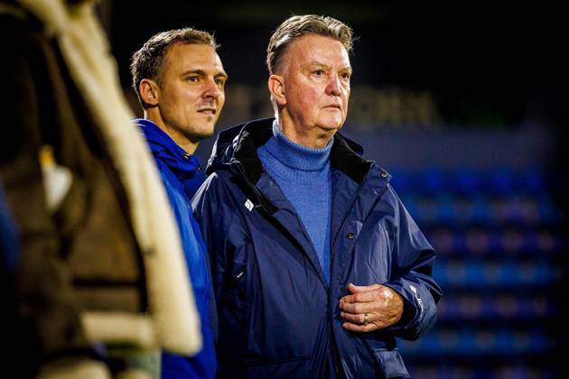 DEN BOSCH , 17-12-2025 , 3FM benefietwedstrijd Spieren voor Spieren , Luisteraarsteam tegen bekende nederlanders voetballers Louis van Gaal 3FM benefietwedstrijd Spieren voor Spieren x200249538x Copyright: